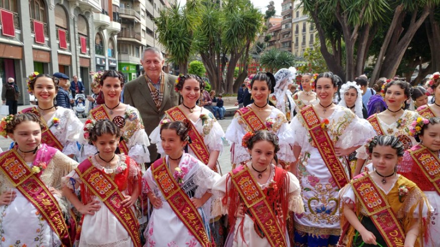 Miguel Massotti con las damas de las reinas mayor e infantil