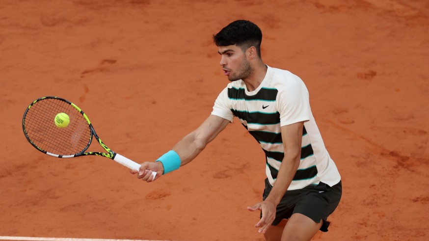 Alcaraz viaja a las semifinales de Roland Garros con una obra maestra 