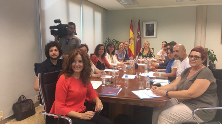 la consejera se reúne con representantes de los grupos parlamentarios