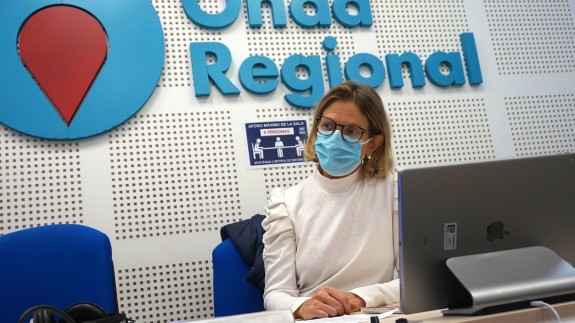 La doctora Lucía Ferrándiz en los estudios de Onda Regional de Murcia