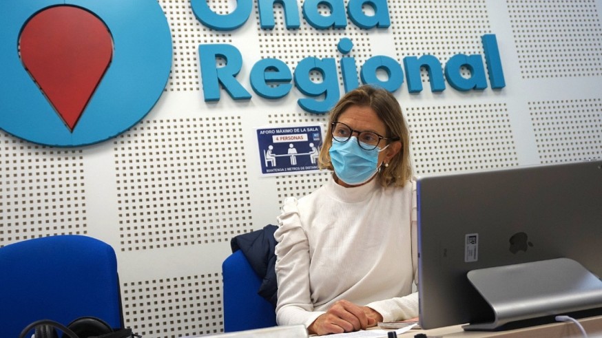 La doctora Lucía Ferrándiz en los estudios de Onda Regional de Murcia