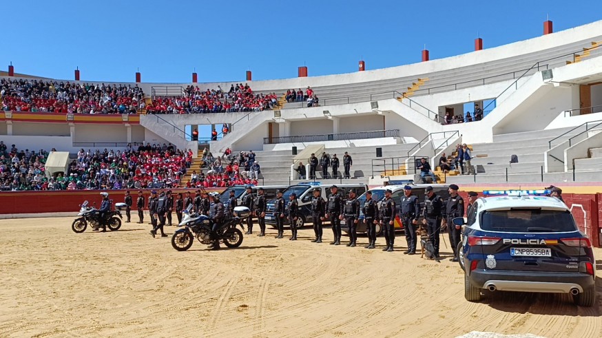 Celebración con centros escolares del Bicentenario de la Policía Nacional en Yecla