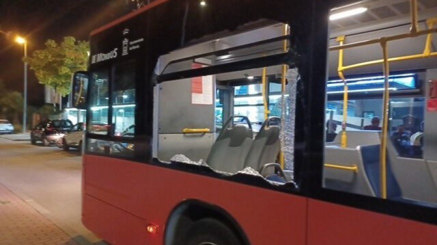 La rueda de un camión impacta contra un autobús en Murcia