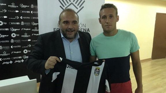 Isaac Aketxe (derecha) junto con Manuel Sánchez Breis (izquierda) en su presentación como jugador del Cartagena (foto: ORM)