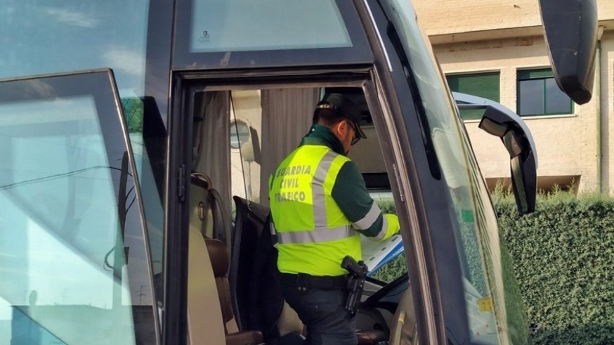 Guardia Civil inspecciona un autobús escolar