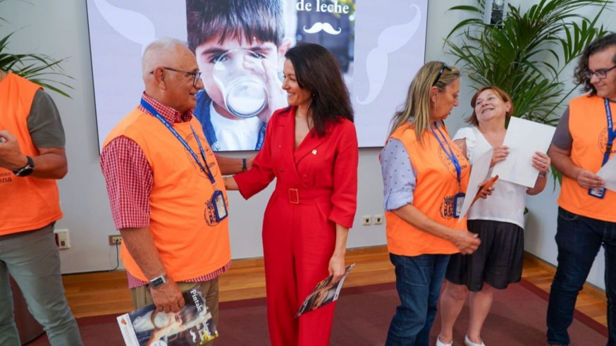 EL MIRADOR. 'Píntale un bigote de leche' la campaña solidaria con para el Banco de Alimentos de Cartagena.