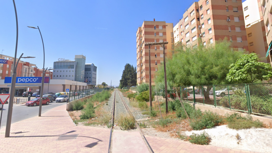 Comienza la retirada de las vías de tren en el centro de Lorca para iniciar las obras de soterramiento