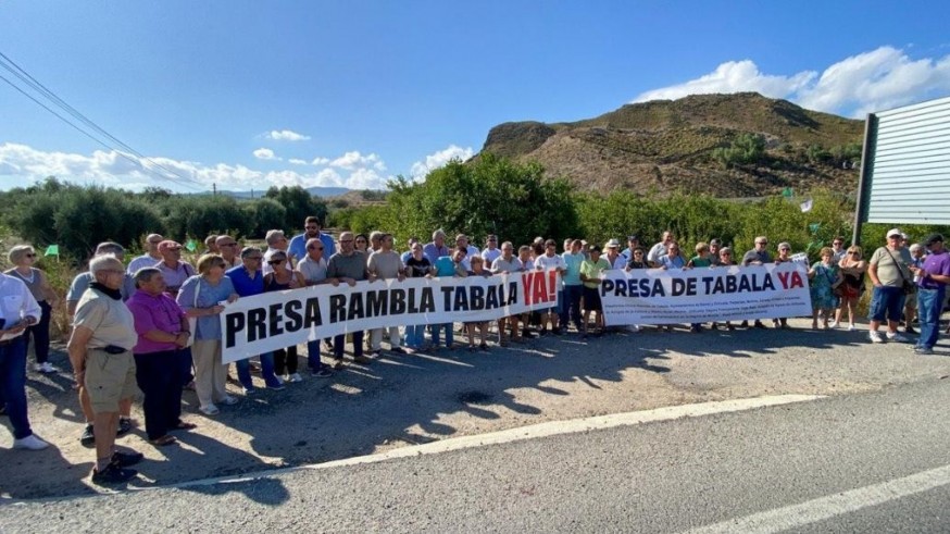 Más de un centenar de personas reclaman en Beniel la construcción de la presa de Tabala