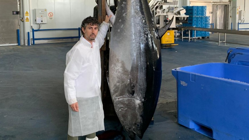 Pablo Martínez, del restaurante Eszencia, junto al atún que hoy despiezará