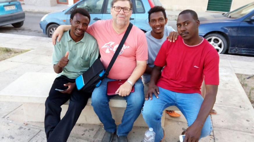 El cura Joaquín Sánchez en Lampedusa. Foto HOAC.