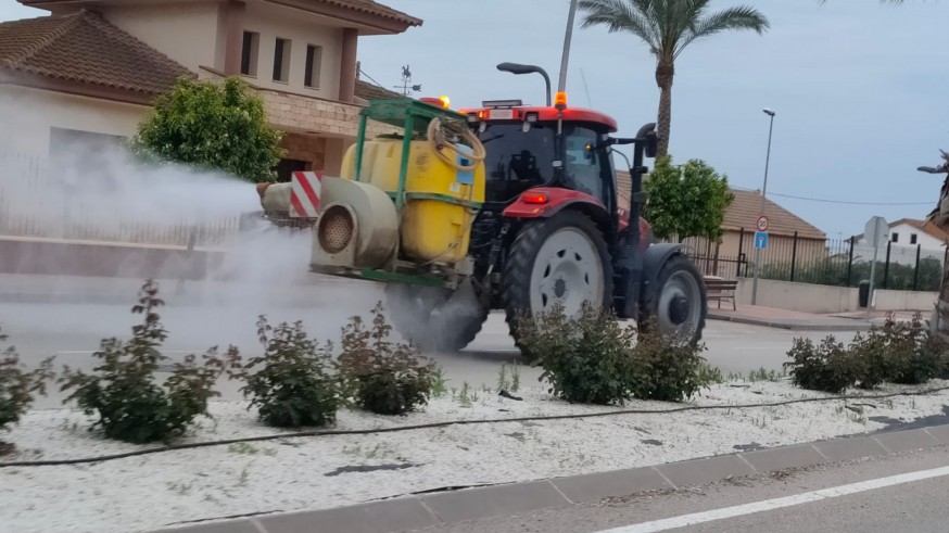 tractor fumigando