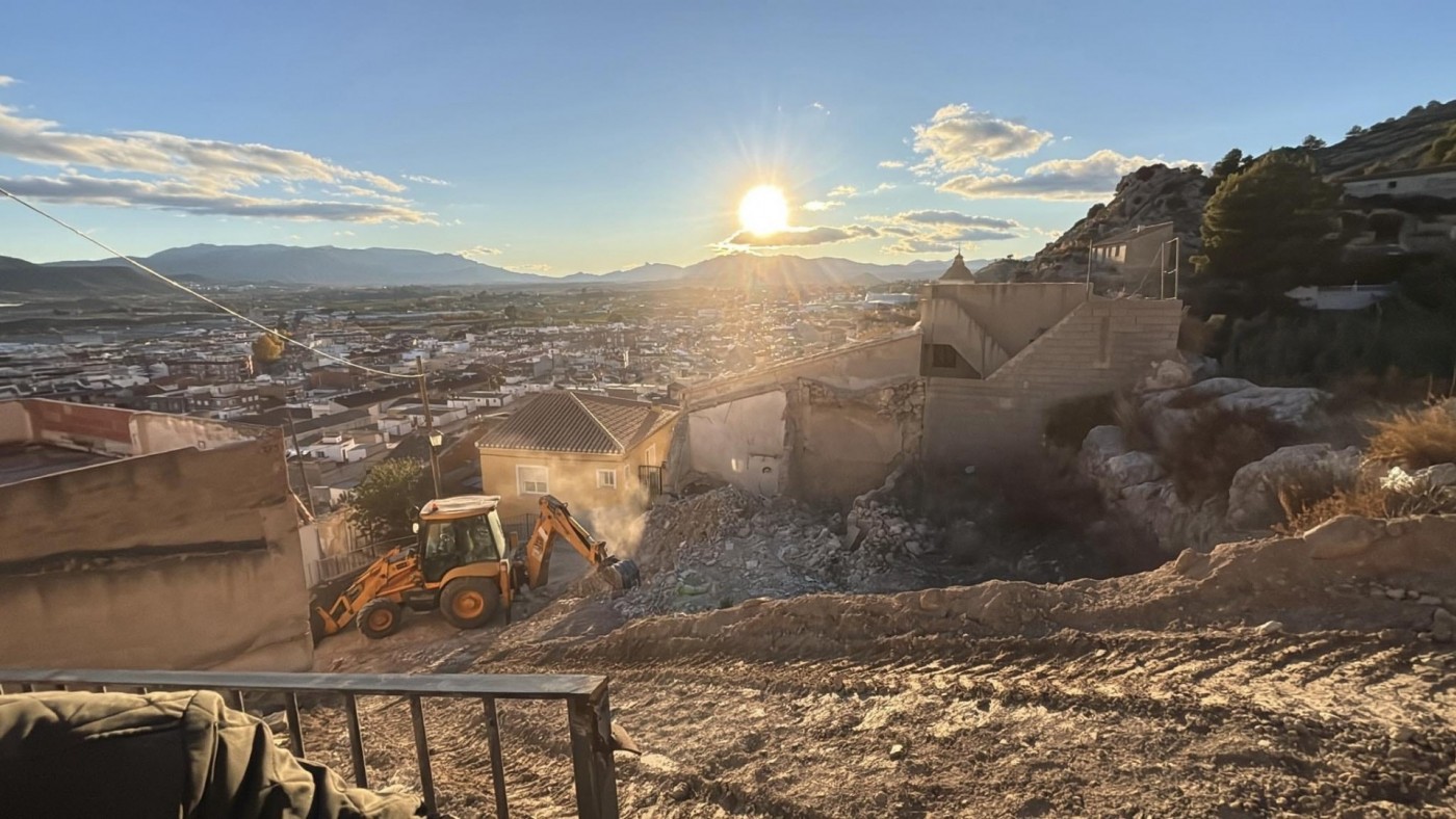 Derribo de viviendas en ruinas en Mula para mejorar la seguridad y salubridad de los barrios altos