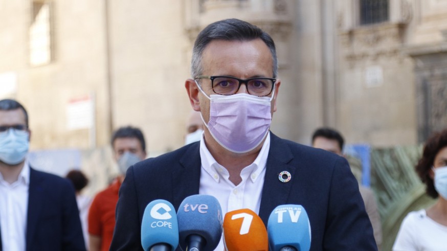 Diego Conesa atiende a los medios en un acto en Murcia