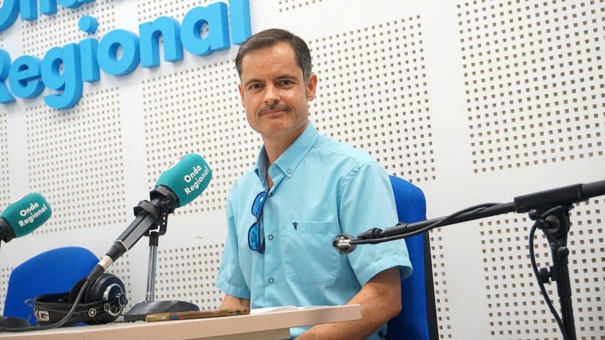 Entrando en profundidades. El profesor, músico y escritor Antonio Ruiz nos presenta su nueva novela, 'Retrohistoria'
