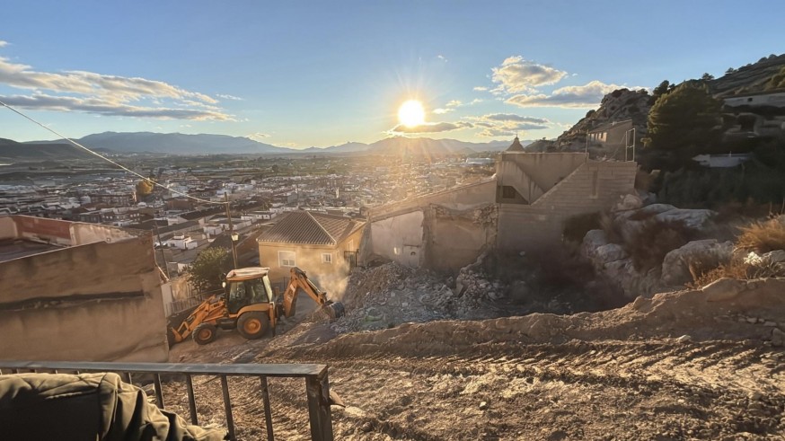 Derribo de viviendas en ruinas en Mula para mejorar la seguridad y salubridad de los barrios altos