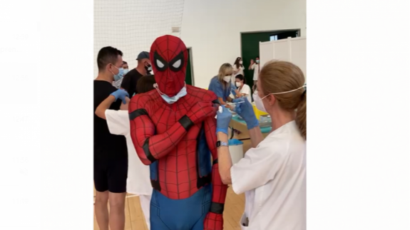 'Spiderman' se vacuna en Totana