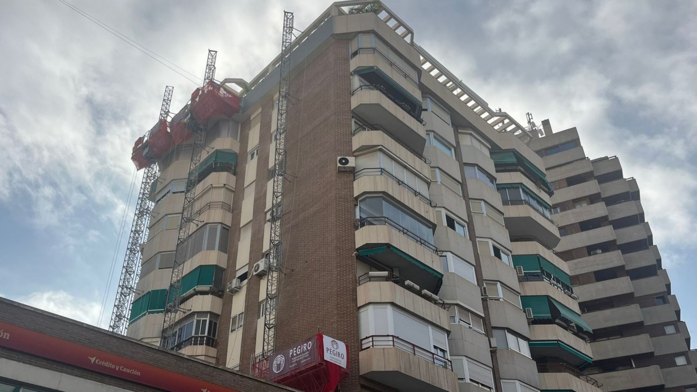 Avanzan las obras de rehabilitación energética en la Avenida de la Libertad en Murcia 