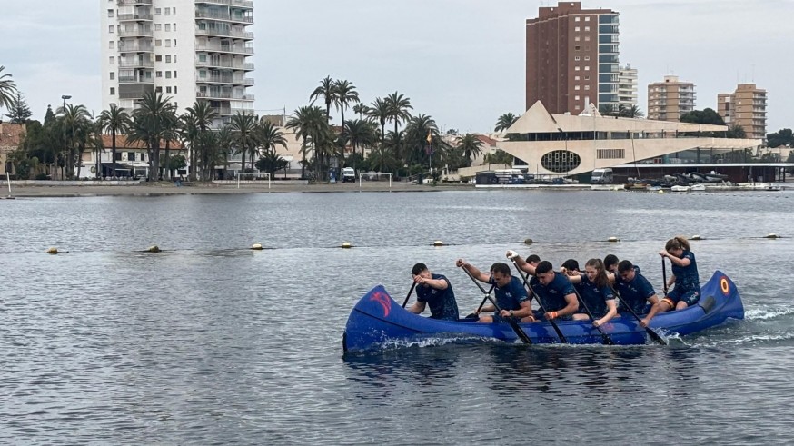 La princesa Leonor participa en una regata universitaria de piragüismo en el Mar Menor