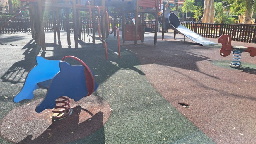 El Ayuntamiento de Murcia sustituirá los suelos de caucho de más de 600 zonas de juegos infantiles