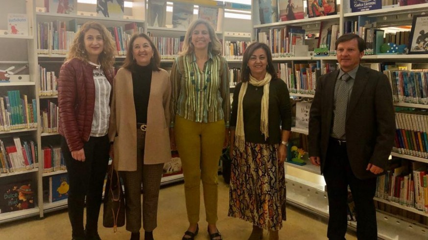 La concejala de Agenda Urbana y Gobierno Abierto, Mercedes Bernabé, y otros responsables de la programación de red de bibliotecas de Murcia