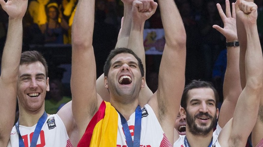 Felipe Reyes levantando la Copa del Eurobasket 2015 (foto: @baloncestofeb)