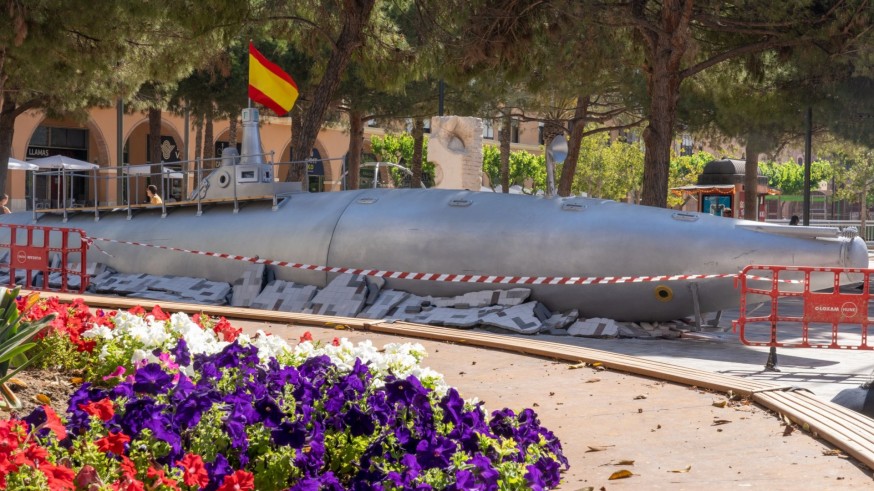 El submarino Isaac Peral "emerge" en el centro de Cartagena