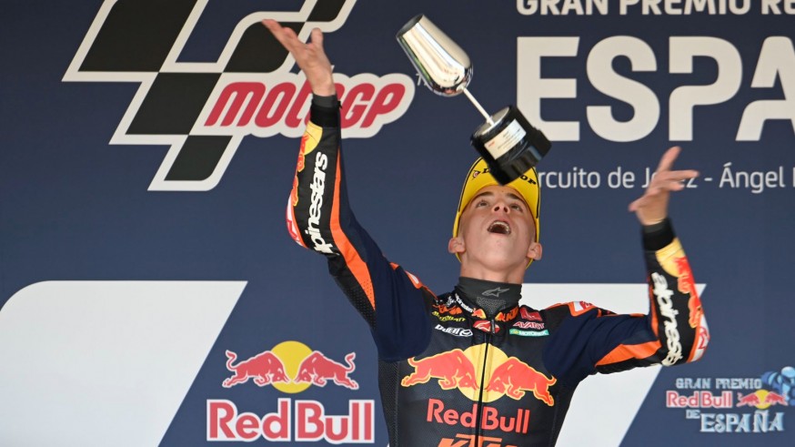 Pedro Acosta gana su tercera carrera consecutiva en Moto3 y hace historia