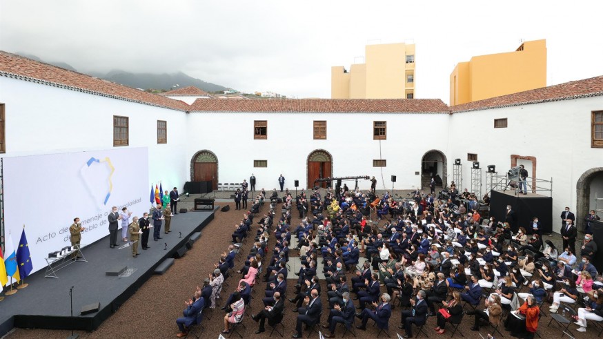 El Rey llama a recuperar La Palma mediante un "proyecto colectivo" durante un emotivo homenaje al pueblo palmero