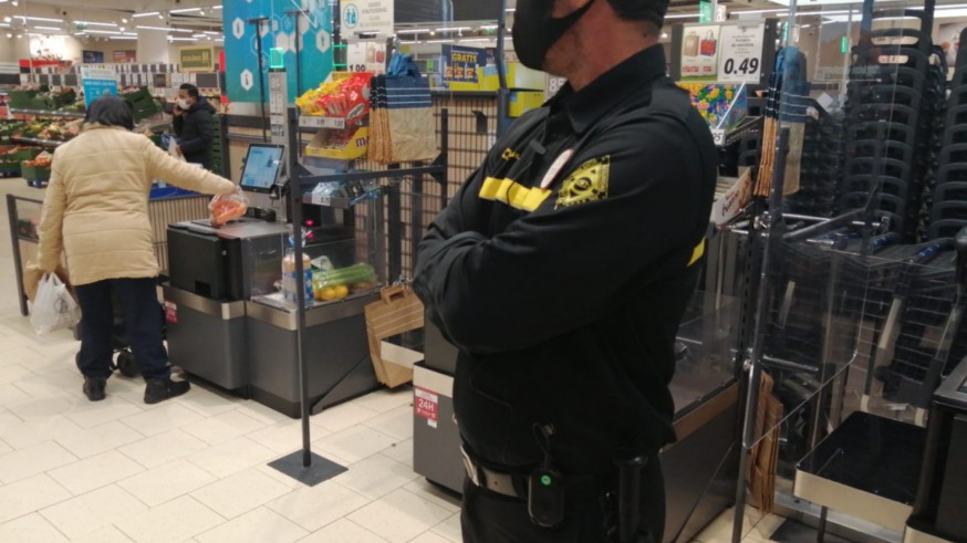 Vigilante de seguridad privada privada en un supermercado. ORM
