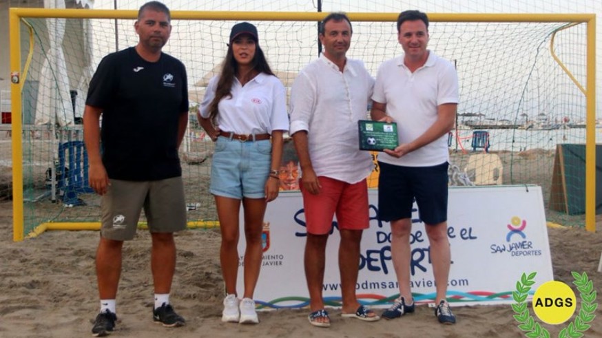 Lázaro Galindo, en la imagen tercero por la izquierda, entrega uno de los trofeos de fútbol playa
