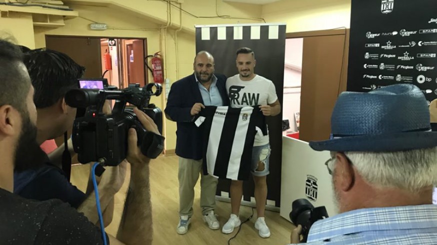 Breis presenta a Javi Mérida (foto: ORM)