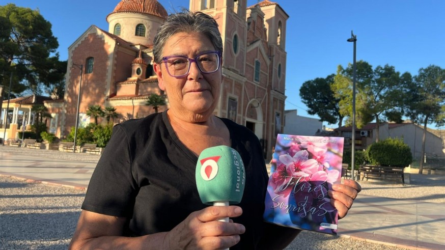 'Flores y Sonrisas' el primer poemario de Victoria Molina.