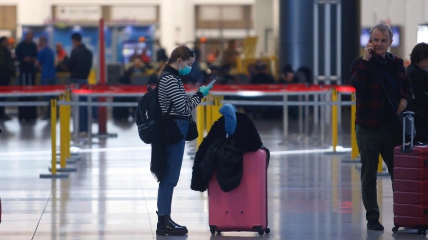 Una turista con mascarilla y guantes en el aeropuerto de Málaga