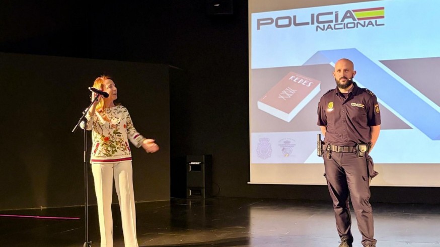 Estudiantes de secundaria participan en el proyecto #CreoREDES para prevenir peligros en internet