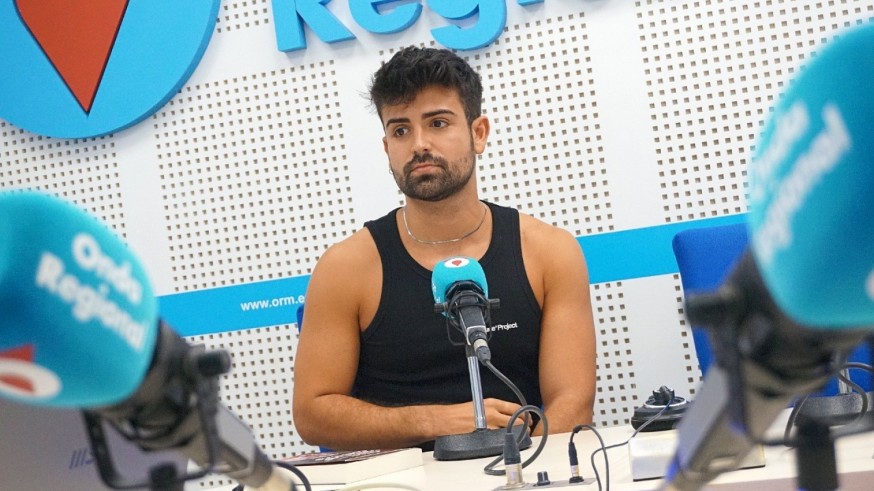 Hablamos con el escritor Carlos Azorín de su primera novela, 'Amor contra las cuerdas'