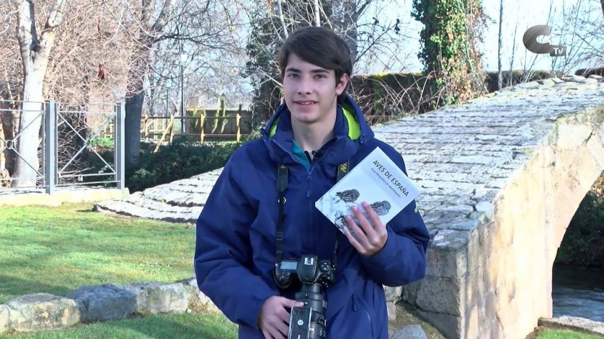 Con el joven Carlos Pérez Naval hablamos de fotografía de naturaleza y su guía 'Aves de España'