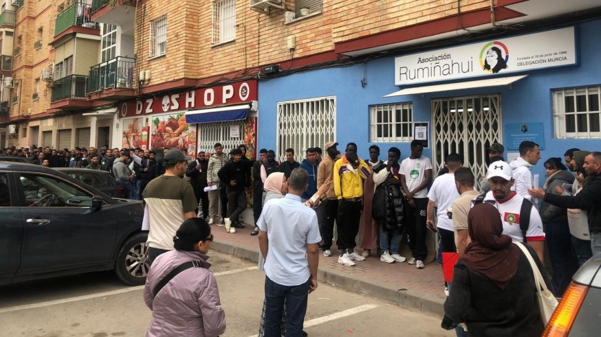 Migrantes de toda España vienen a la sede de Rumiñahui en Murcia a por su certificado