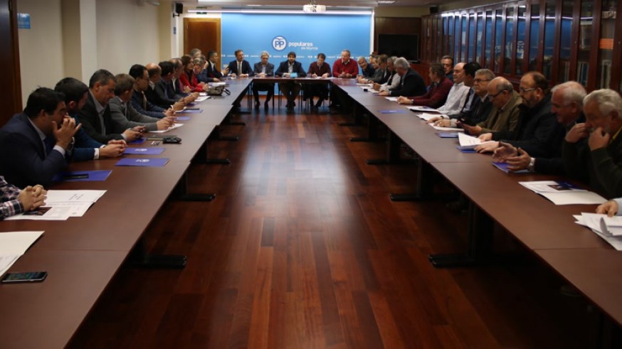 Reunión en la sede del PP de Murcia con agricultores y regantes