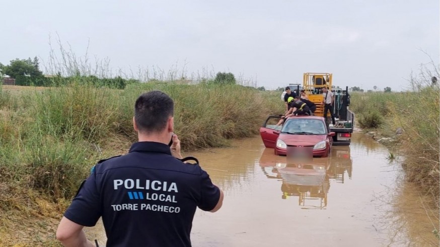 Rescatan a los 3 ocupantes de un vehículo atrapado en un camino inundado en Torre Pacheco