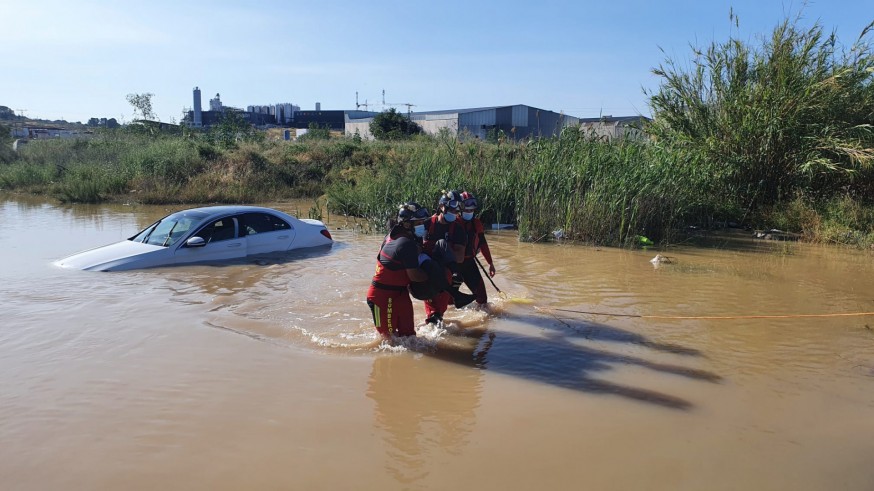 Rescate de un hombre atrapado en su vehículo en una rambla en Molina