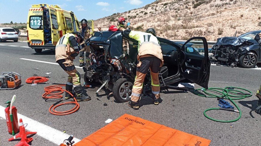 Cinco heridos con traumatismos y contusiones en un choque entre dos coches en Murcia