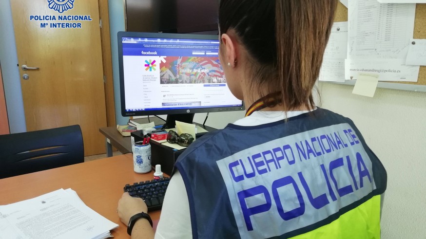 La estafadora actuaba a través de páginas como Facebook.