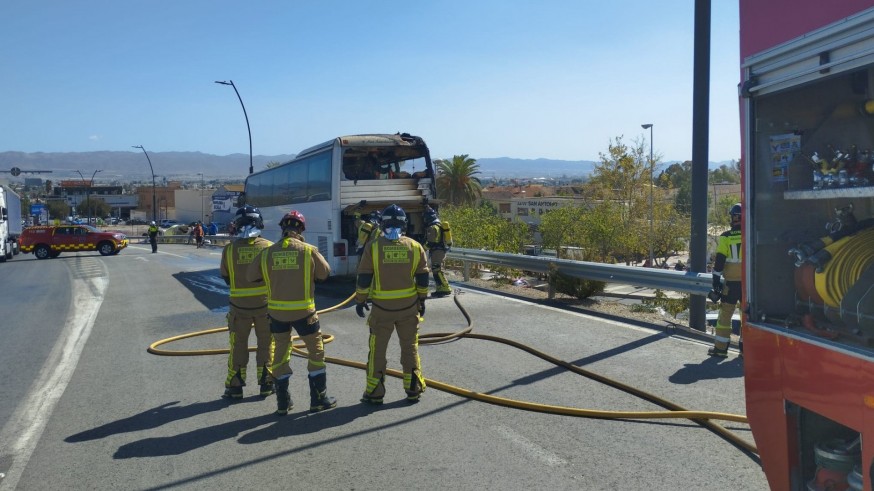 Los pasajeros de un autobús en llamas logran salir del vehículo en Lorca