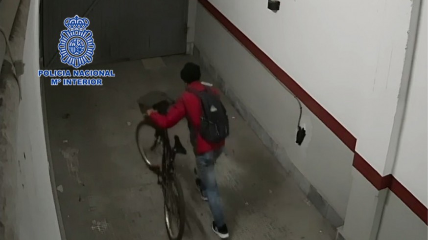 Imagen de la cámara de seguridad en la que se ve al ladrón robando una bicicleta en un garaje