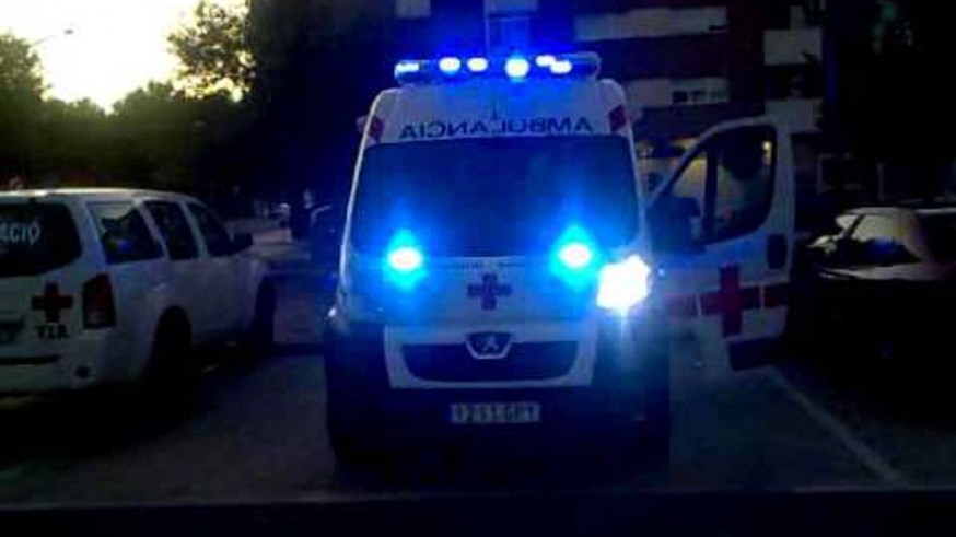Ambulancia de Cruz Roja con rotativos azules. Foto Cruz Roja