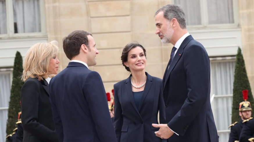 Los Reyes junto al presidente francés en un acto con motivo del 11 de marzo