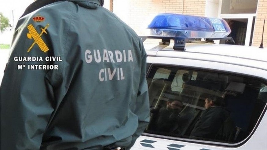 Una guardia civil en prácticas reduce a un individuo durante una riña en un local de ocio en Puerto de Mazarrón