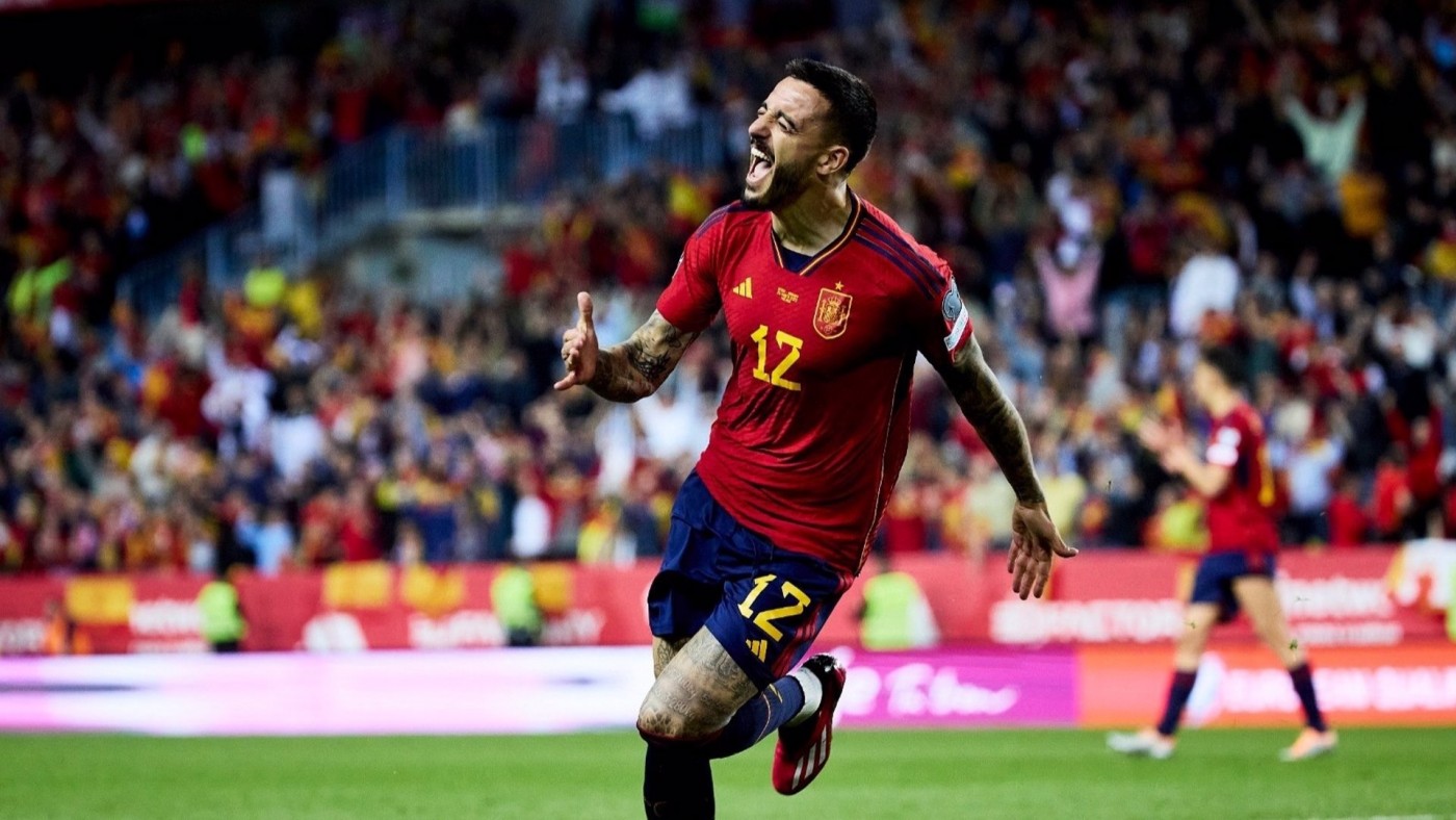 Joselu acapara el estreno de España con De la Fuente
