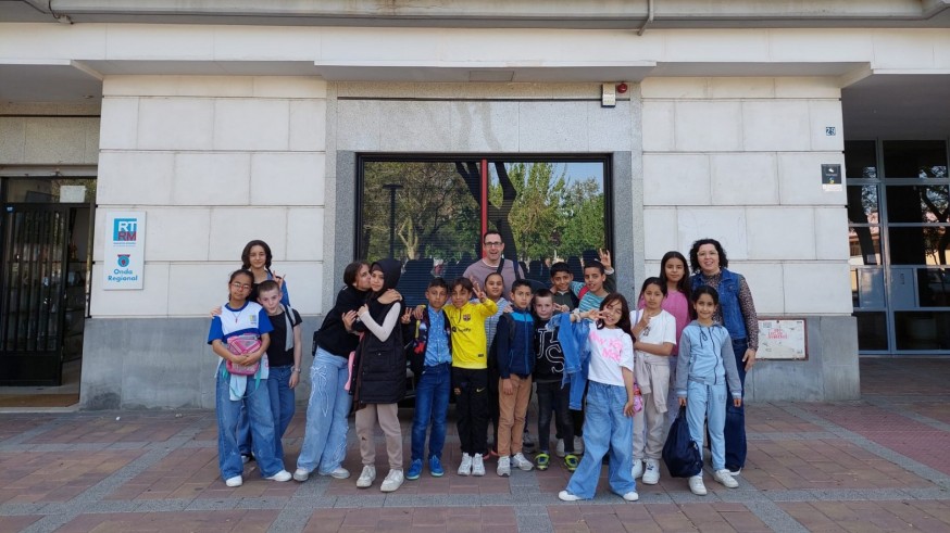 Los alumnos 'radiofonistas' del colegio Los Rosales de El Palmar visitan Plaza Pública