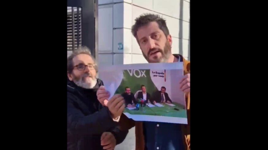 VIDEO | Conesa interrumpe una rueda de prensa de Podemos y rompe una fotografía de su etapa en VOX